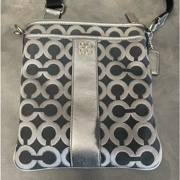 Women’s Coach Black and silver metallic shoulder or crossbody bag-zipper closure - Picture 8 of 9